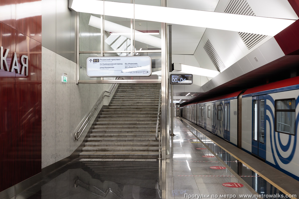 Фотография станции Стахановская (Некрасовская линия, Москва). Выход в город осуществляется по лестнице. Выход в город — по другой лестнице.