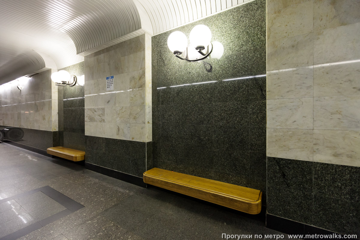 Фотография станции Улица Старокачаловская (Бутовская линия, Москва) — первый зал. Скамейка.