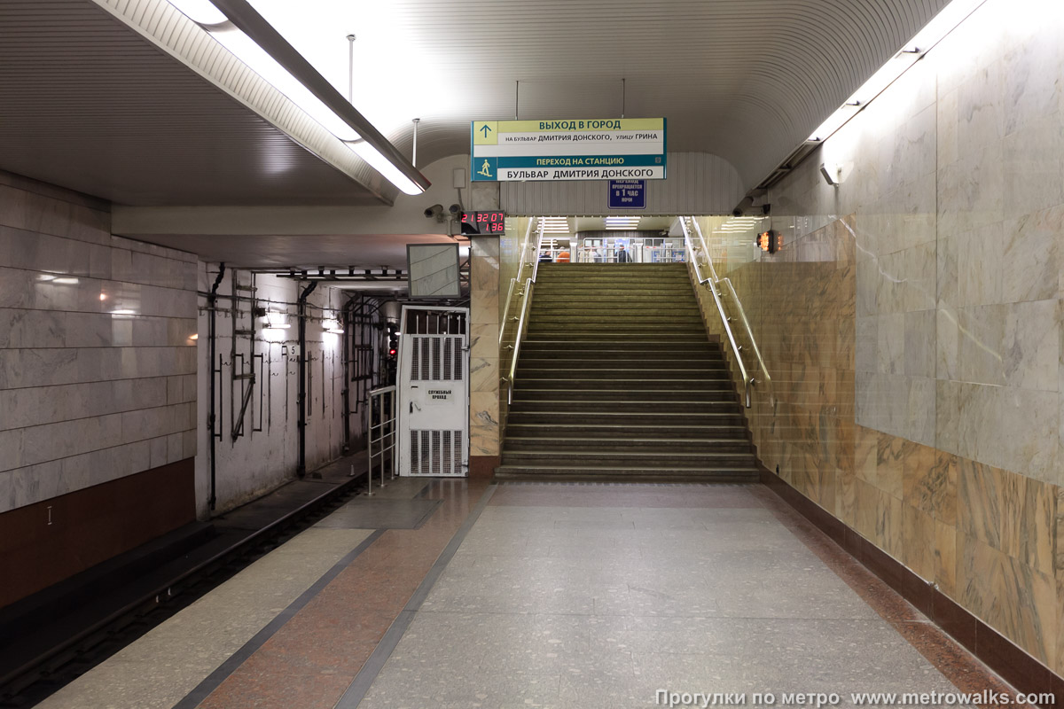 Фотография станции Улица Старокачаловская (Бутовская линия, Москва) — второй зал. Часть станции около выхода в город.