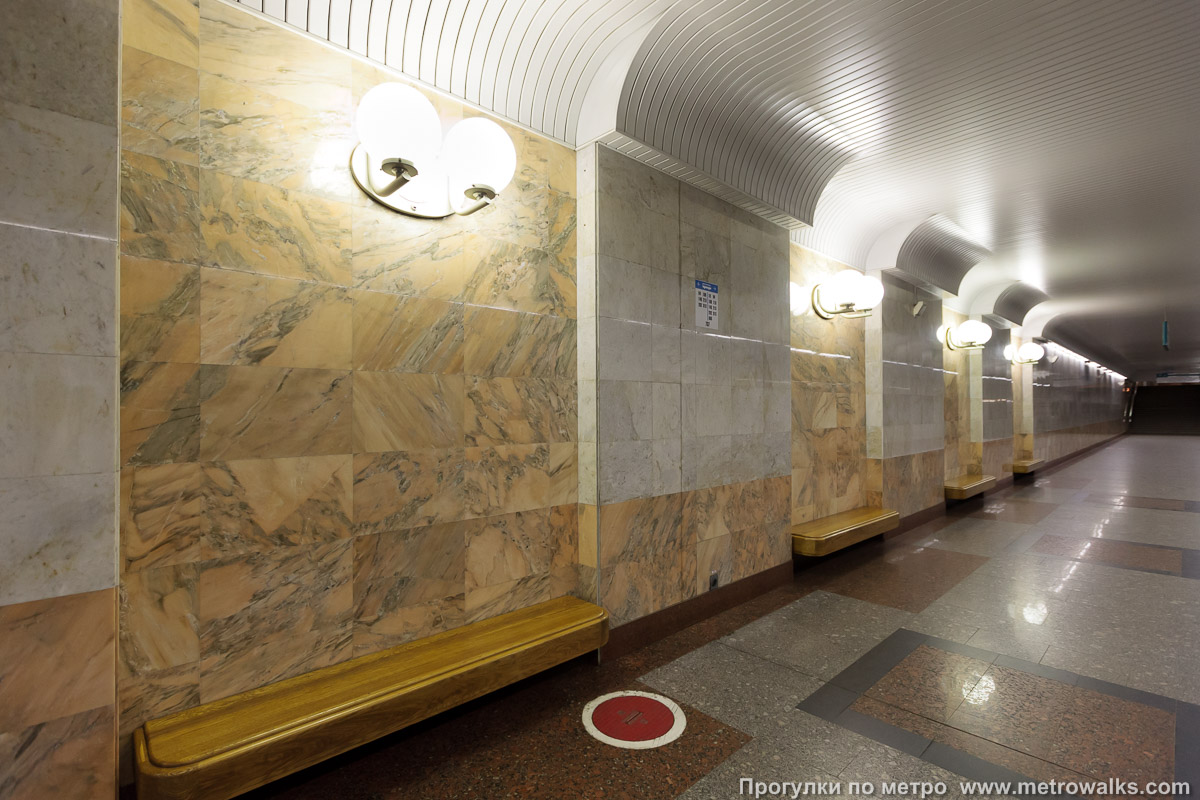 Фотография станции Улица Старокачаловская (Бутовская линия, Москва) — второй зал. Скамейка.