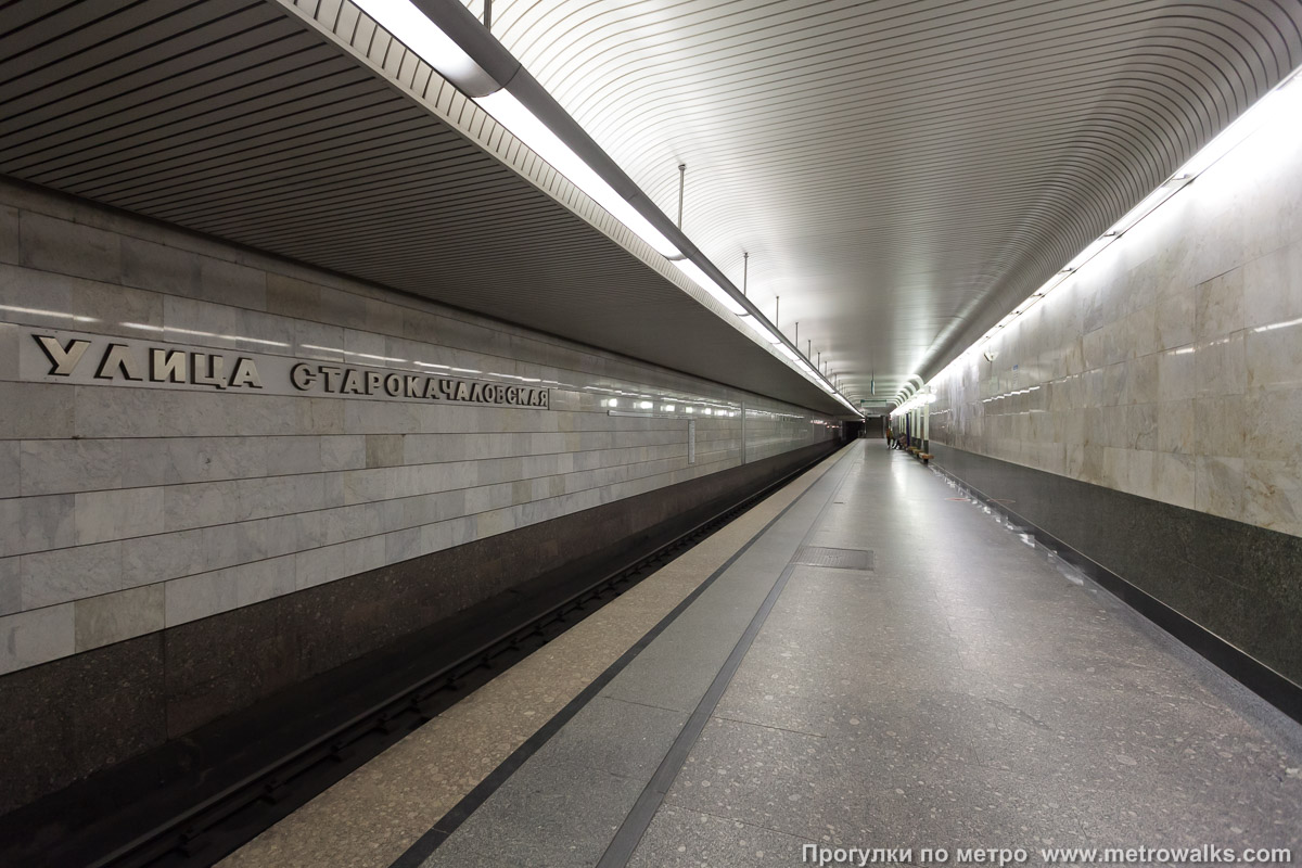 Фотография станции Улица Старокачаловская (Бутовская линия, Москва) — первый зал. Продольный вид. Серо-зелёный западный зал. Здесь останавливаются поезда, следующие на окраину.