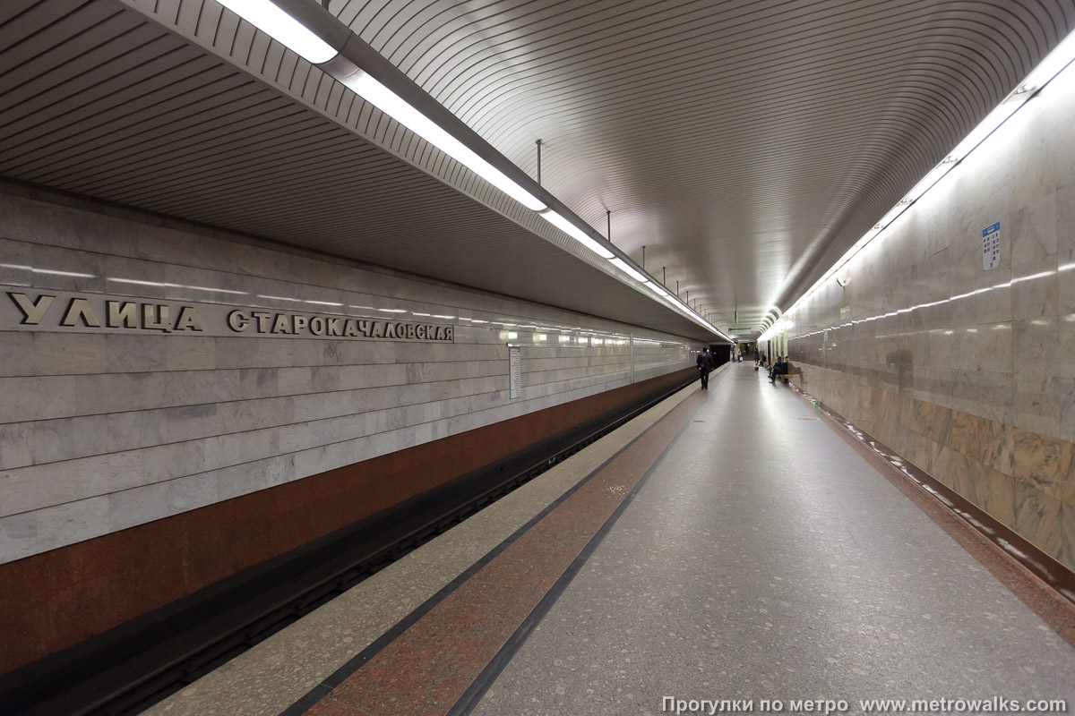 Фотография станции Улица Старокачаловская (Бутовская линия, Москва) — второй зал. Продольный вид. Розово-коричневый восточный зал. Здесь останавливаются поезда, следующие с окраины.