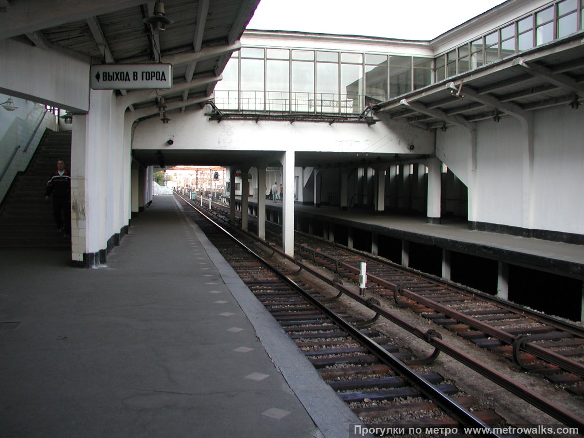 Фотография станции Студенческая (Филёвская линия, Москва). Часть станции около выхода в город. Исторический снимок 2002 года.