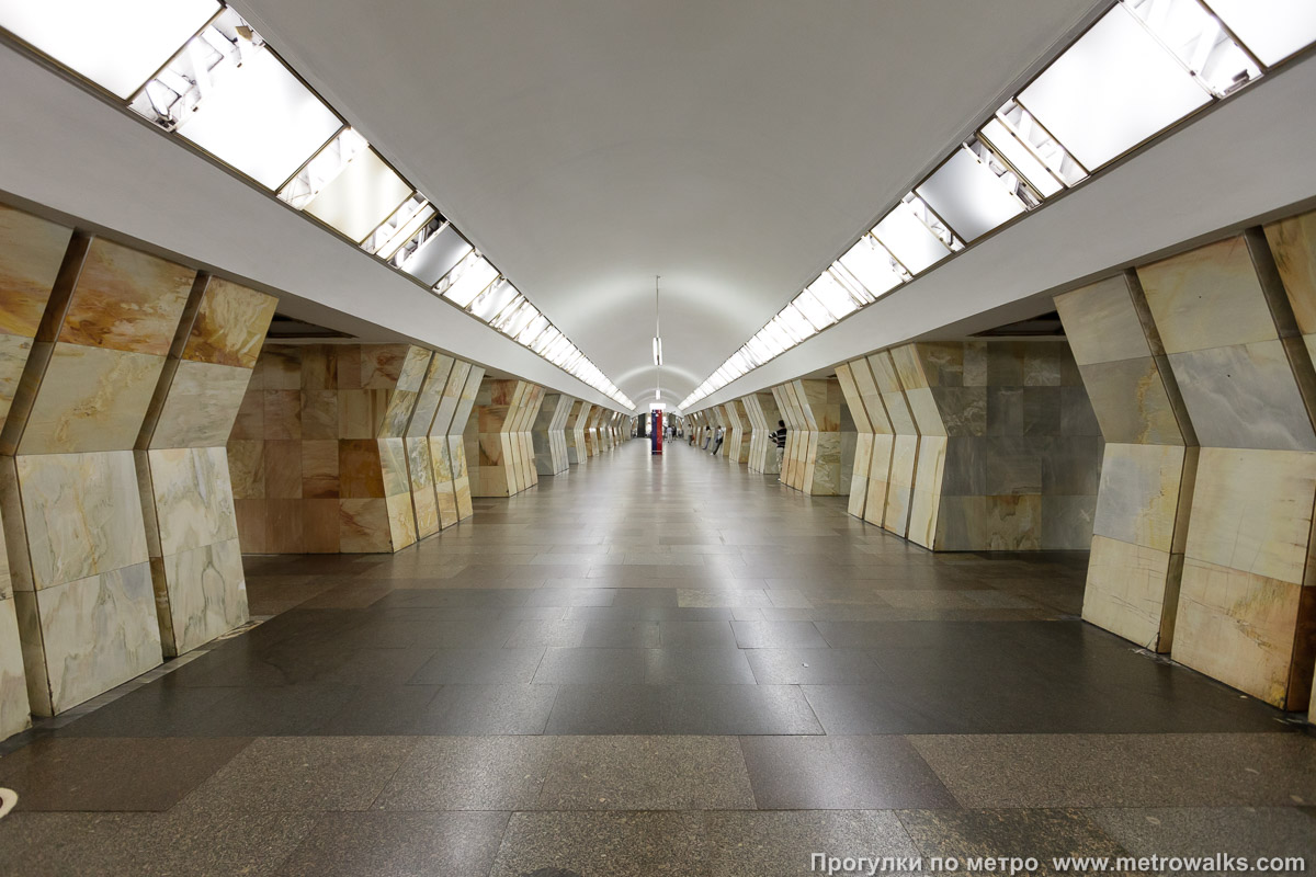 Фотография станции Сухаревская (Калужско-Рижская линия, Москва). Центральный зал станции, вид вдоль от глухого торца в сторону выхода.