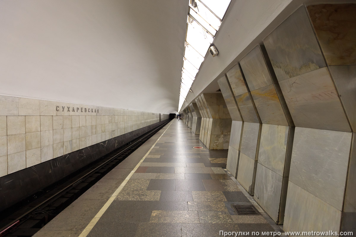 Фотография станции Сухаревская (Калужско-Рижская линия, Москва). Боковой зал станции и посадочная платформа, общий вид.