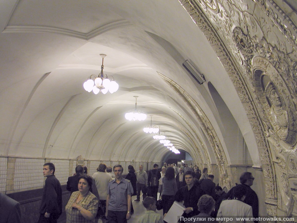 Фотография станции Таганская (Кольцевая линия, Москва). Боковой зал станции и посадочная платформа, общий вид.
