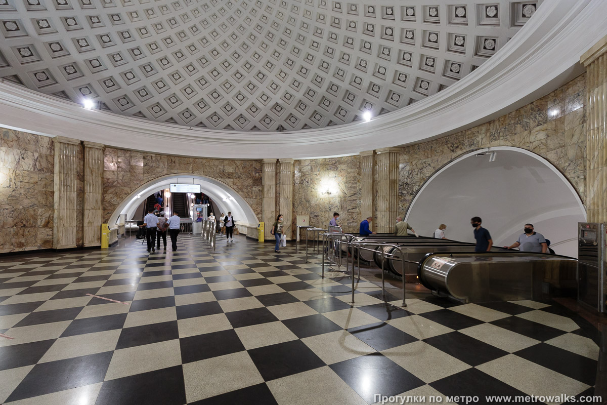 Фотография станции Таганская (Кольцевая линия, Москва). Промежуточный зал между двумя группами эскалаторов.