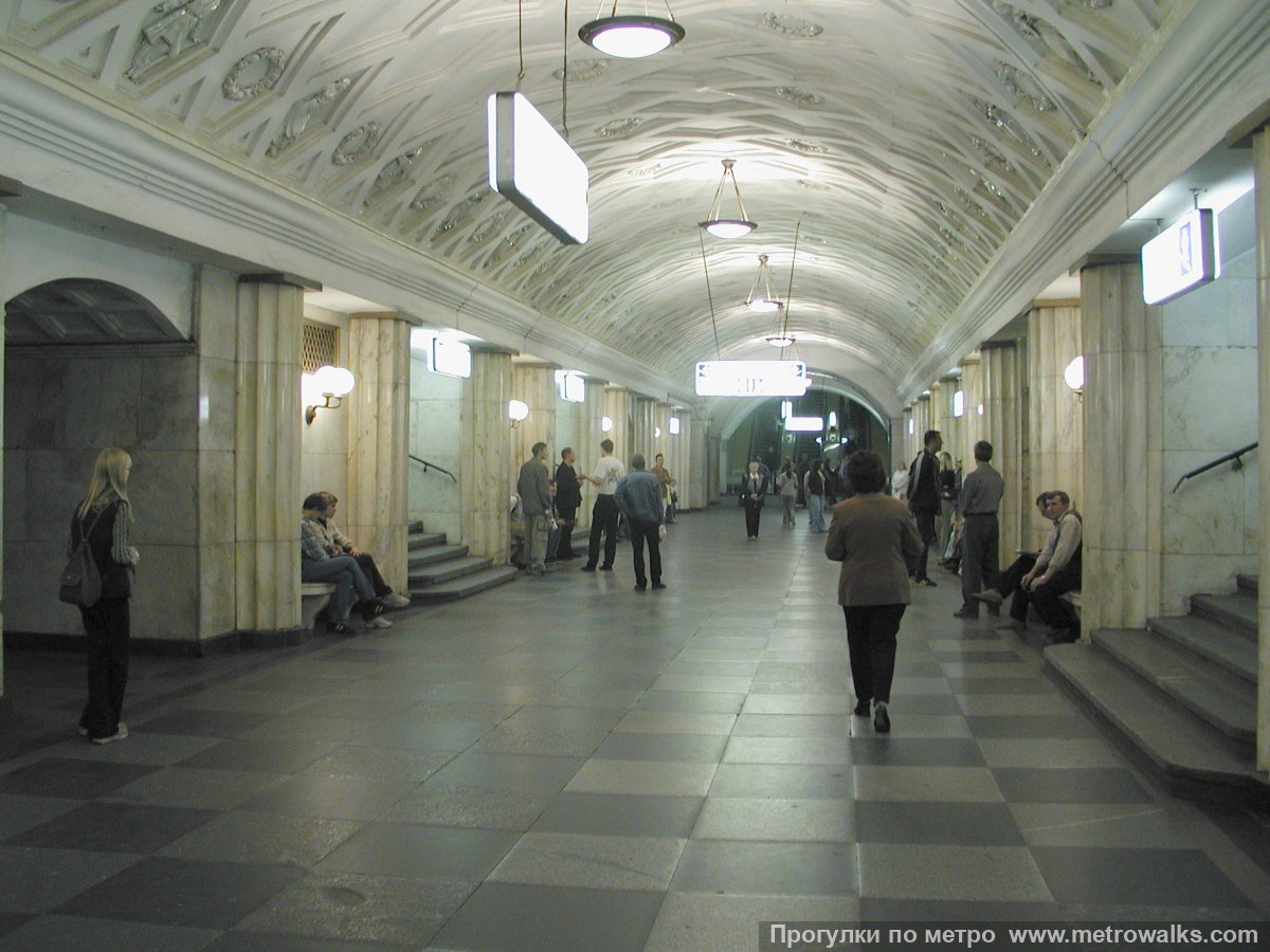 Фотография станции Театральная (Замоскворецкая линия, Москва). Вид по диагонали.