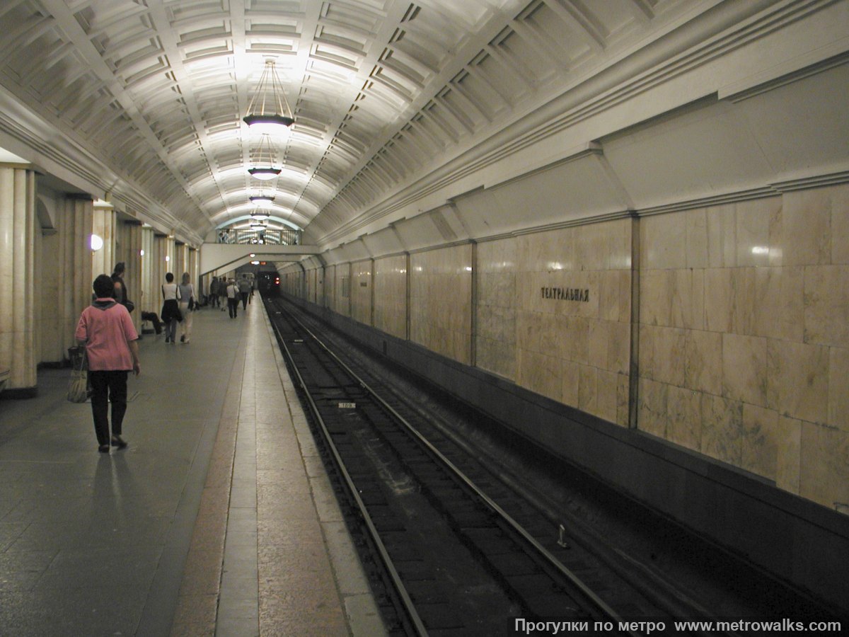 Фотография станции Театральная (Замоскворецкая линия, Москва). Боковой зал станции и посадочная платформа, общий вид.