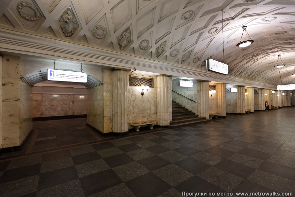Фотография станции Театральная (Замоскворецкая линия, Москва). Вид по диагонали.