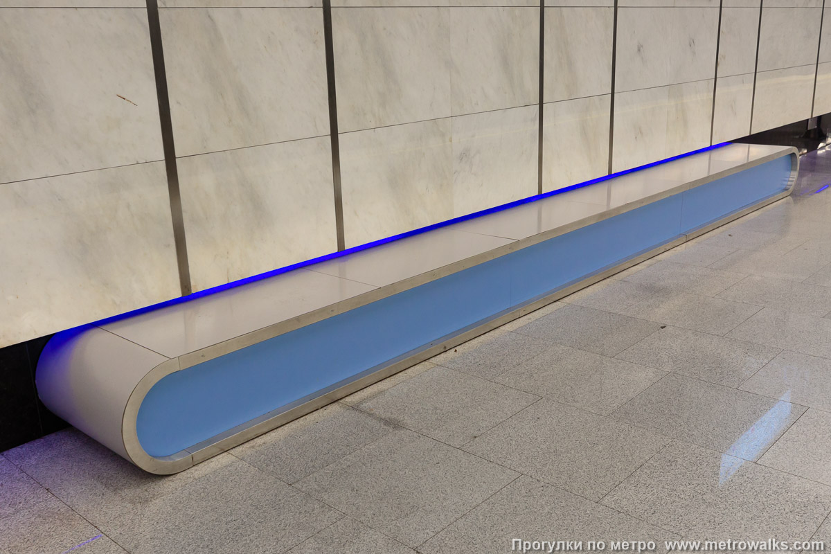 Фотография станции Текстильщики (Большая кольцевая линия, Москва). Скамейка. Синяя светодиодная подсветка ярко пытается украсить унылый интерьер станции.