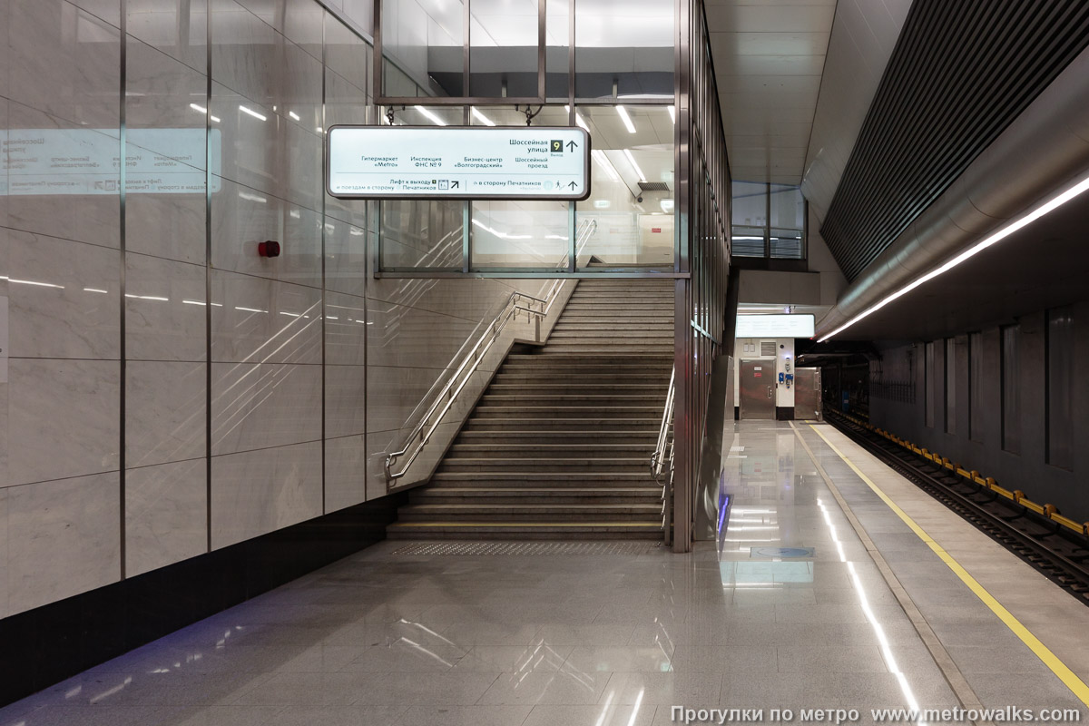 Фотография станции Текстильщики (Большая кольцевая линия, Москва). Выход в город, лестница из центрального зала станции в переходный коридор к эскалаторам. Дополнительный выход (№ 9) в южной части станции.