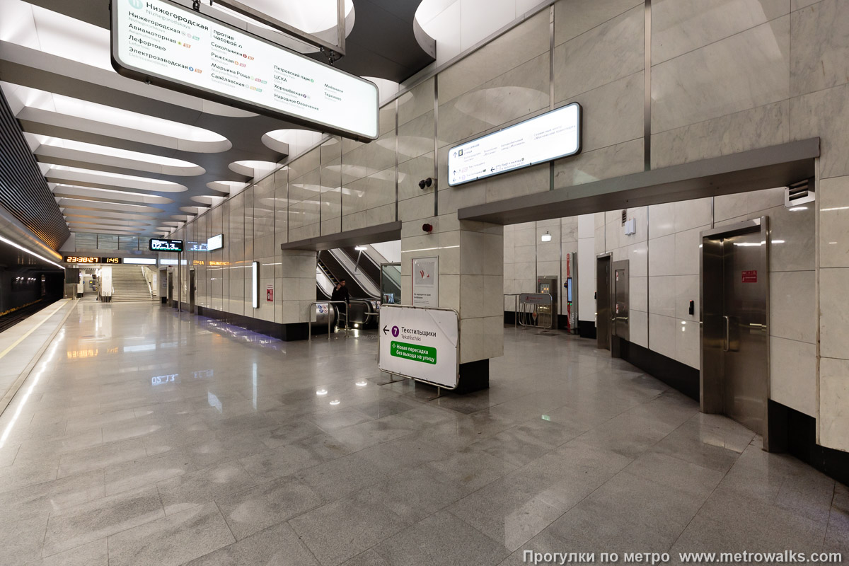 Фотография станции Текстильщики (Большая кольцевая линия, Москва). Часть станции около выхода в город. Первый выход (№ 8) находится в северной части станции рядом с пересадкой на Таганско-Краснопресненскую линию.