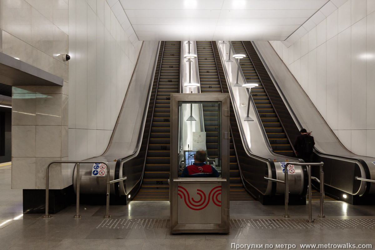 Фотография станции Текстильщики (Большая кольцевая линия, Москва). Выход в город, эскалаторы начинаются прямо с уровня платформы.
