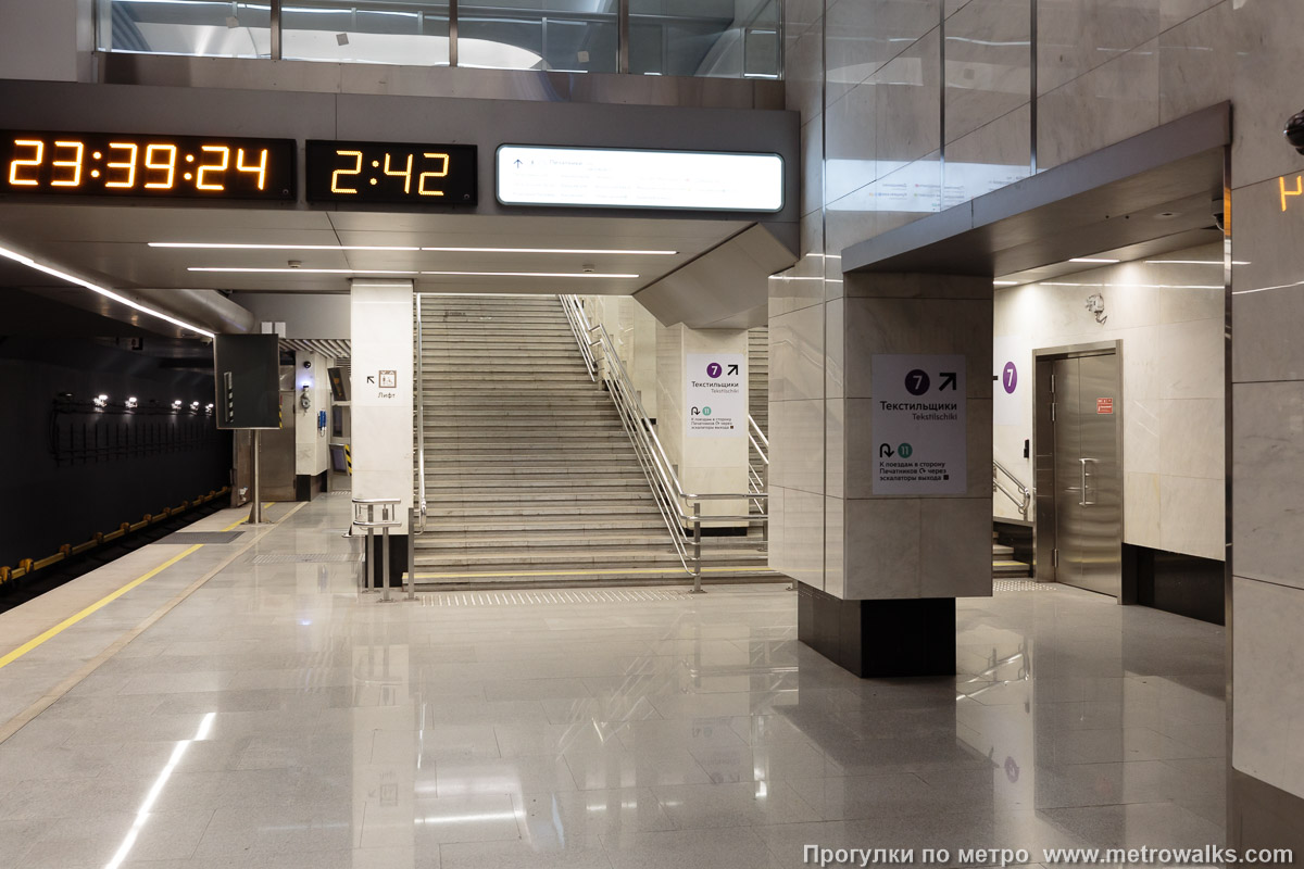 Фотография станции Текстильщики (Большая кольцевая линия, Москва). В северном торце платформы — лестница новой пересадки на Таганско-Краснопресненскую линию без выхода на улицу.