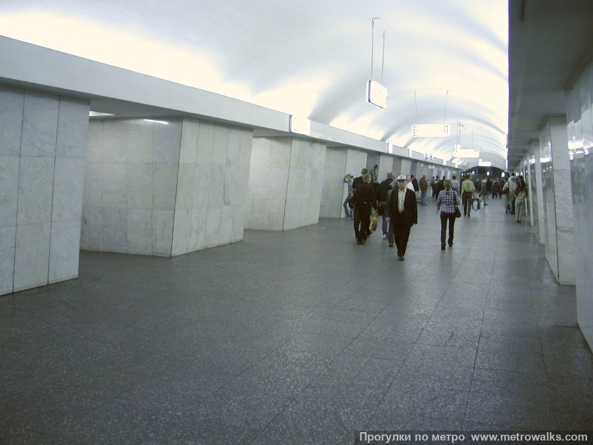 Фотография станции Третьяковская (Калининская линия, Москва) — первый зал. Продольный вид центрального зала.