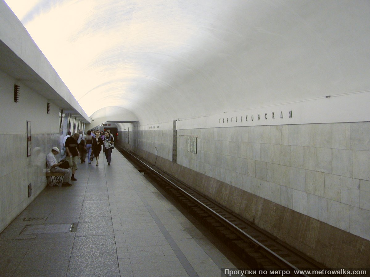 Фотография станции Третьяковская (Калининская линия, Москва) — первый зал. Боковой зал станции и посадочная платформа, общий вид.