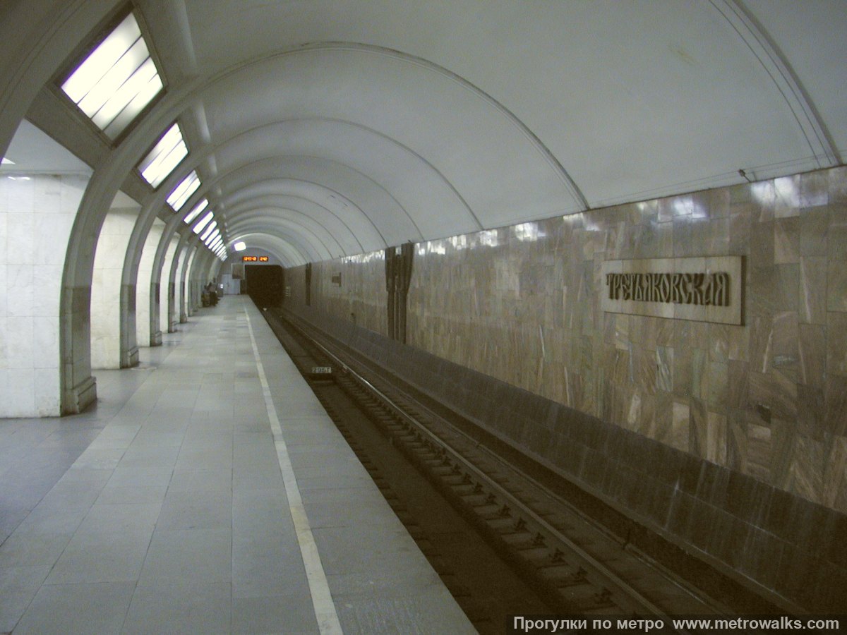 Фотография станции Третьяковская (Калининская линия, Москва) — второй зал. Боковой зал станции и посадочная платформа, общий вид.
