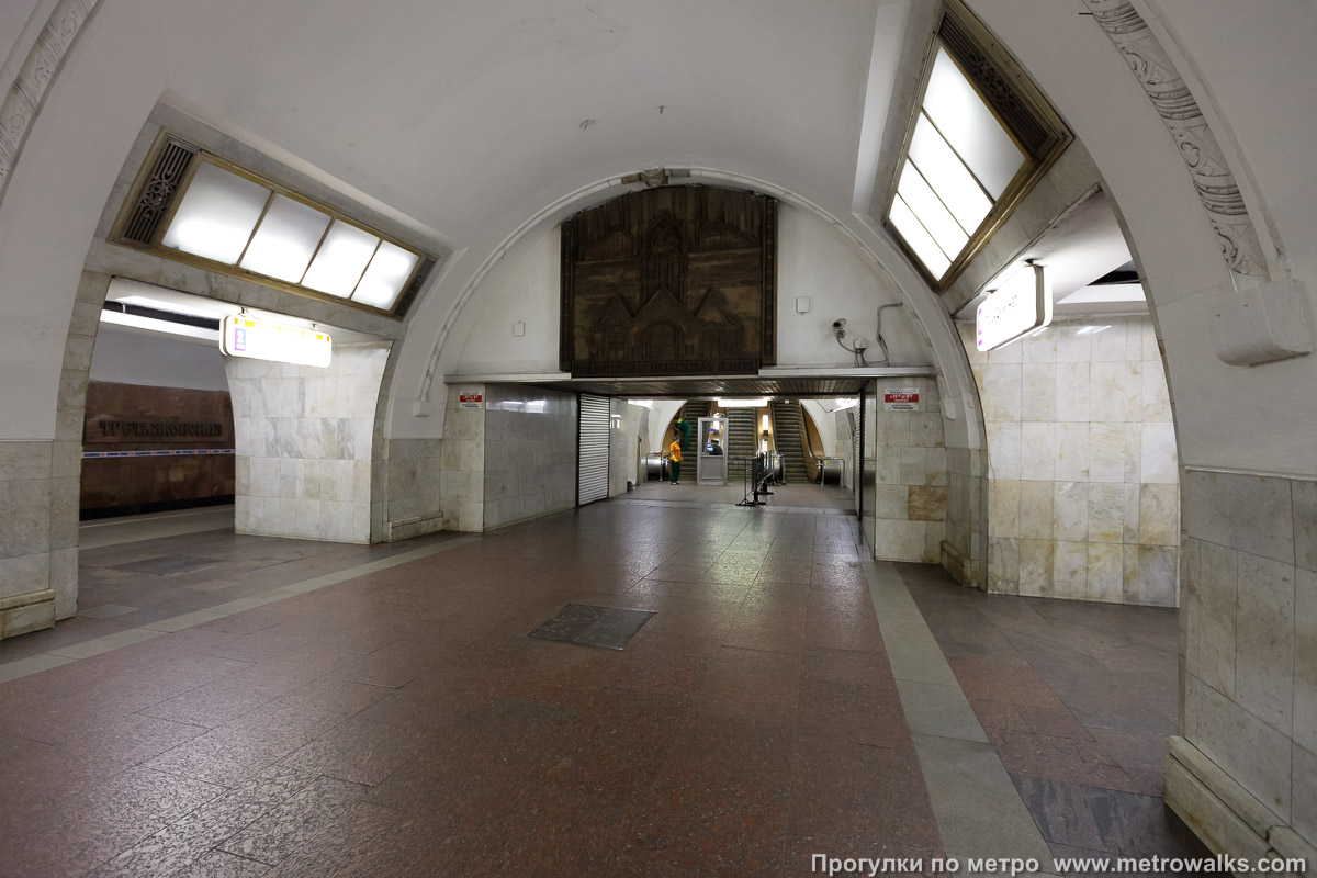 Фотография станции Третьяковская (Калининская линия, Москва) — второй зал. Часть станции около выхода в город.