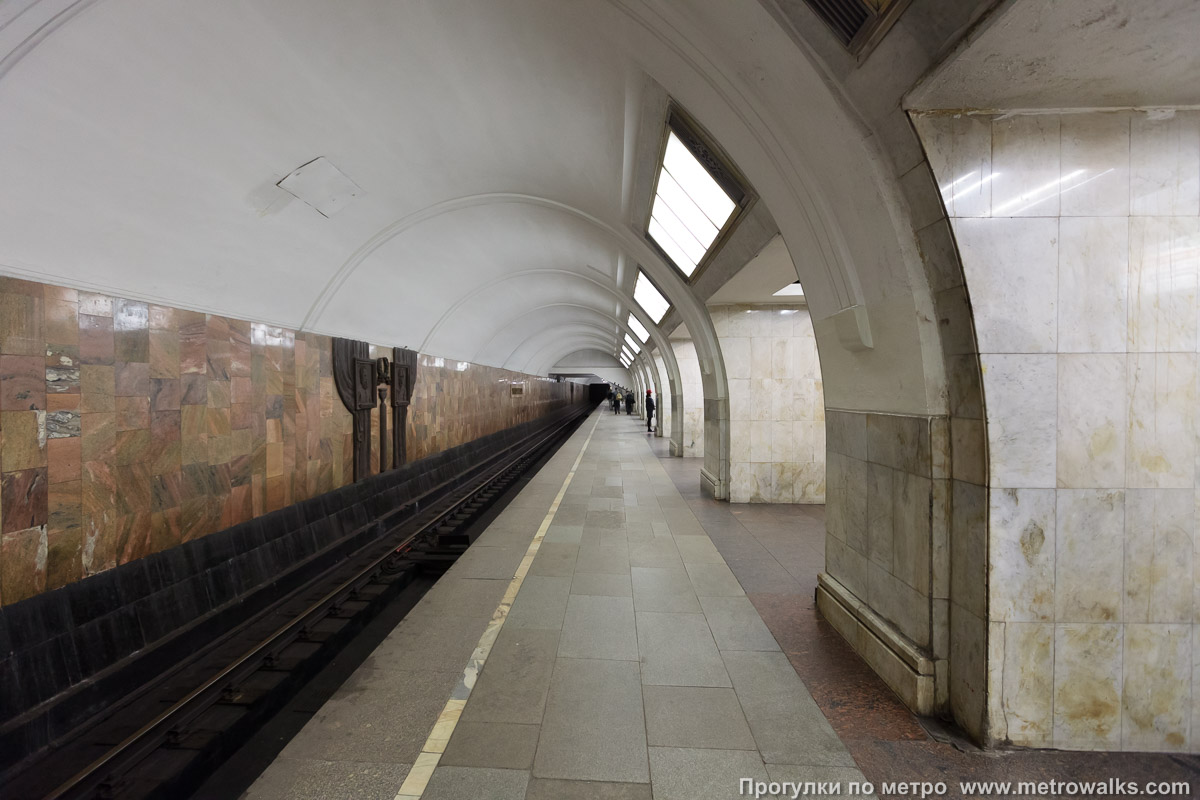 Фотография станции Третьяковская (Калининская линия, Москва) — второй зал. Боковой зал станции и посадочная платформа, общий вид.