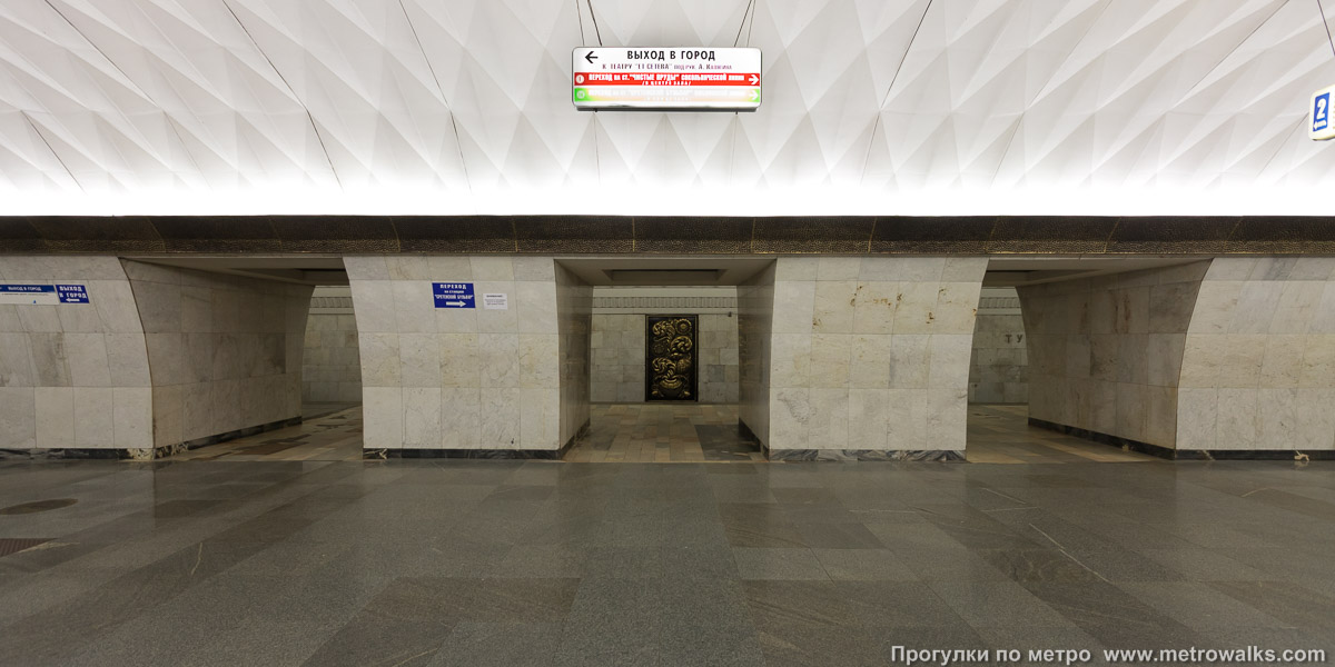 Фотография станции Тургеневская (Калужско-Рижская линия, Москва). Поперечный вид, проходы между пилонами из центрального зала на платформу.