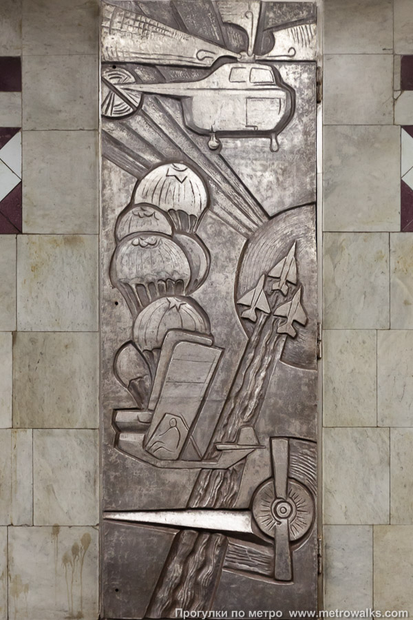 Фотография станции Тушинская (Таганско-Краснопресненская линия, Москва). Декоративная технологическая дверь в стене. Вертолёты и парашюты.
