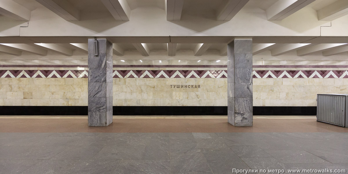 Фотография станции Тушинская (Таганско-Краснопресненская линия, Москва). Поперечный вид, проходы между колоннами из центрального зала на платформу.