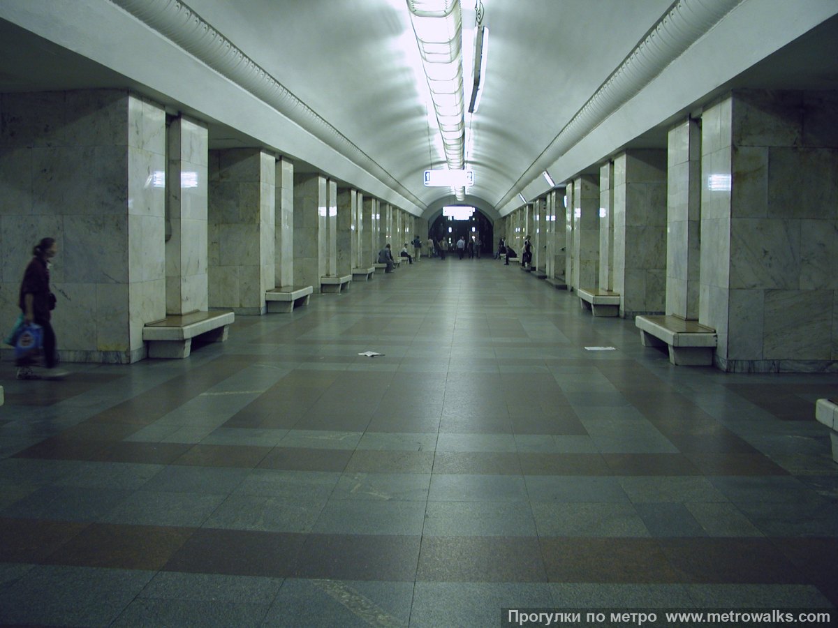 Фотография станции Университет (Сокольническая линия, Москва). Центральный зал станции, вид вдоль от глухого торца в сторону выхода.
