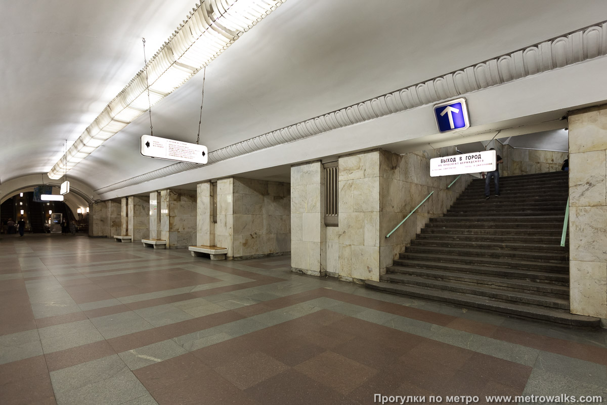Фотография станции Университет (Сокольническая линия, Москва). Два выхода в город расположены недалеко друг от друга.