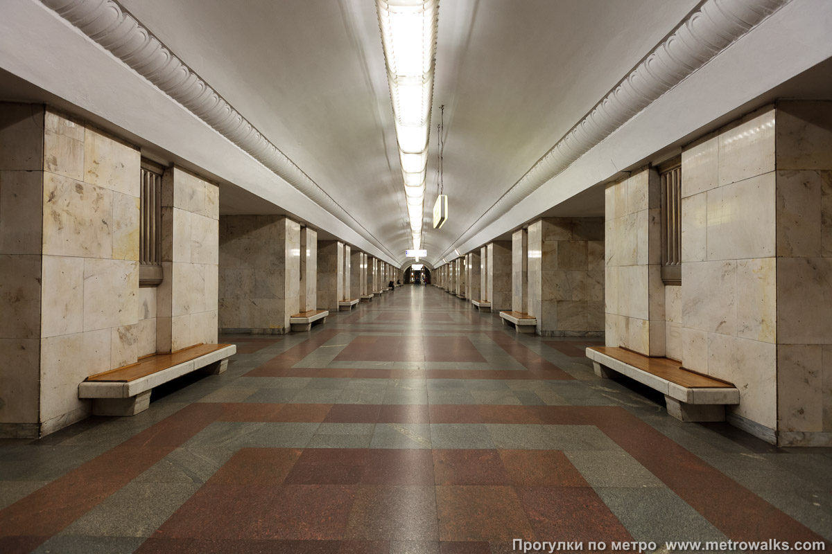 Фотография станции Университет (Сокольническая линия, Москва). Центральный зал станции, вид вдоль от глухого торца в сторону выхода.