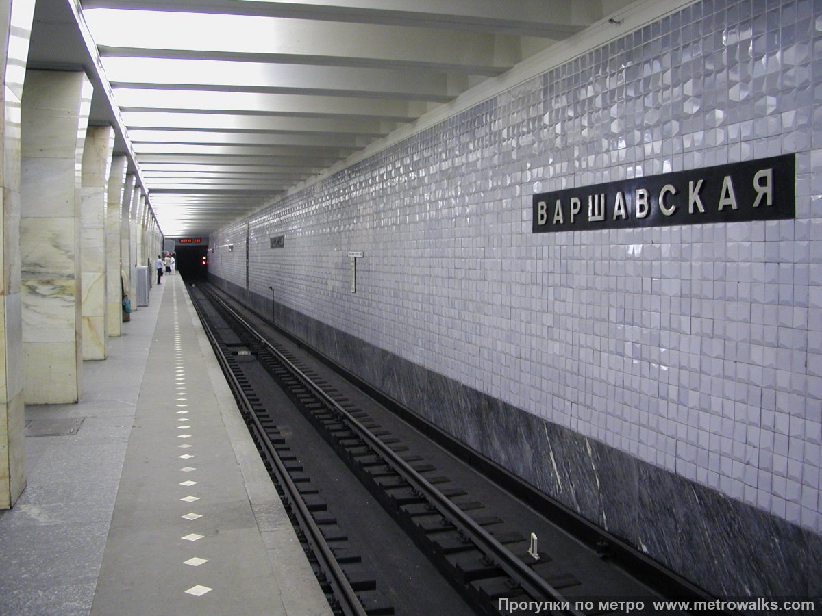 Фотография станции Варшавская (Большая кольцевая линия, Москва). Боковой зал станции и посадочная платформа, общий вид.