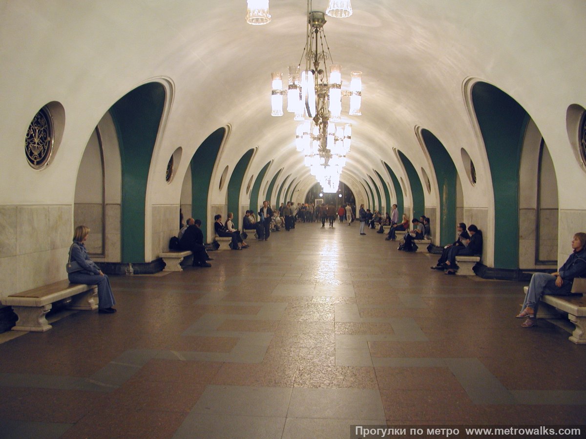 Фотография станции ВДНХ (Калужско-Рижская линия, Москва). Продольный вид центрального зала.