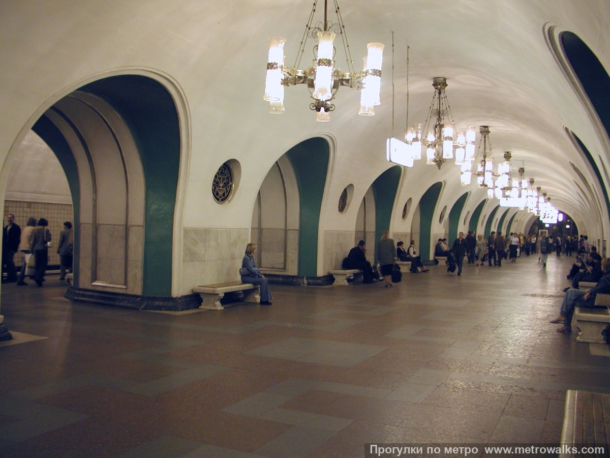 Фотография станции ВДНХ (Калужско-Рижская линия, Москва). Вид по диагонали.
