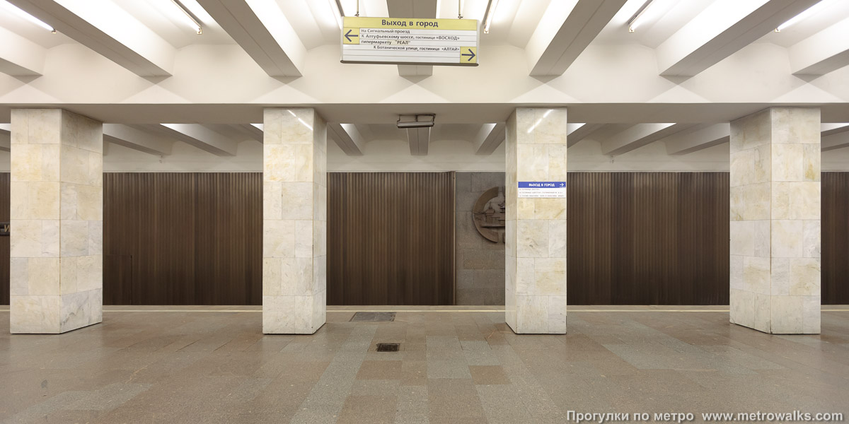 Фотография станции Владыкино (Серпуховско-Тимирязевская линия, Москва). Поперечный вид, проходы между колоннами из центрального зала на платформу.
