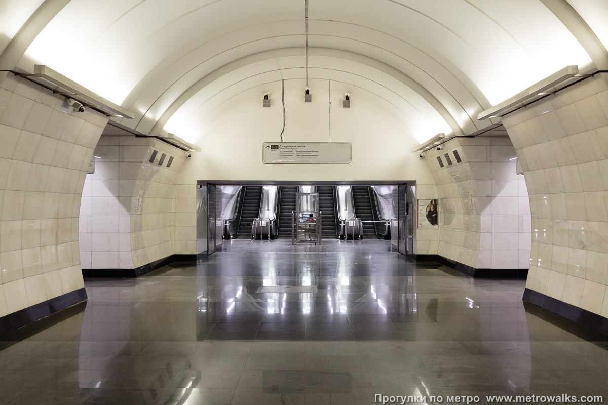 Фотография станции Верхние Лихоборы (Люблинско-Дмитровская линия, Москва). Выход в город, эскалаторы начинаются прямо с уровня платформы. Основной, северный выход.