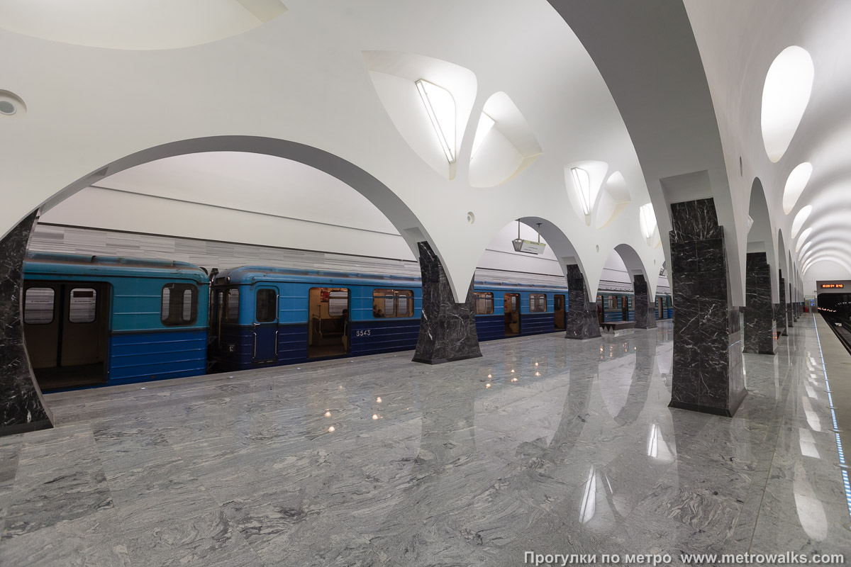 Фотография станции Волоколамская (Арбатско-Покровская линия, Москва). Вид с края платформы по диагонали на противоположную сторону сквозь центральный зал. Исторический снимок: с поездом из вагонов моделей Е* в 2009 году.