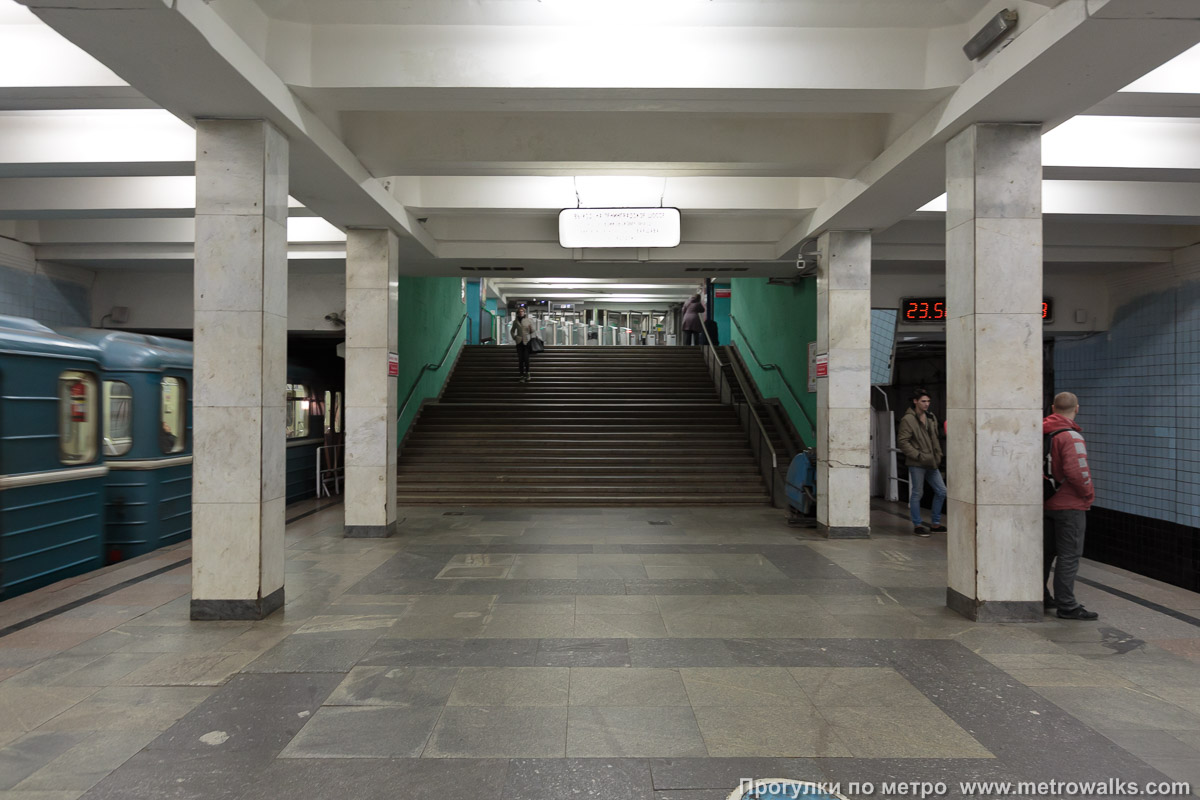 Фотография станции Войковская (Замоскворецкая линия, Москва). Выход в город осуществляется по лестнице.