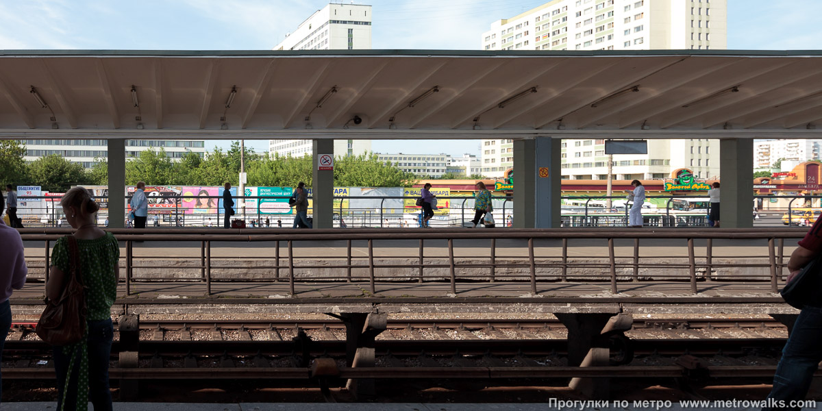 Фотография станции Выхино (Таганско-Краснопресненская линия, Москва). Поперечный вид. … а днём — толпы народа.
