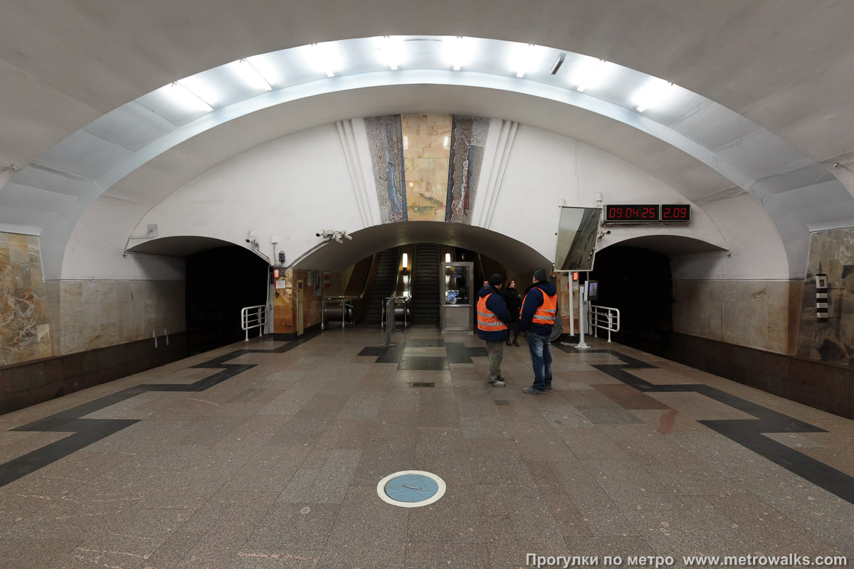 Фотография станции Южная (Серпуховско-Тимирязевская линия, Москва). Выход в город, эскалаторы начинаются прямо с уровня платформы.