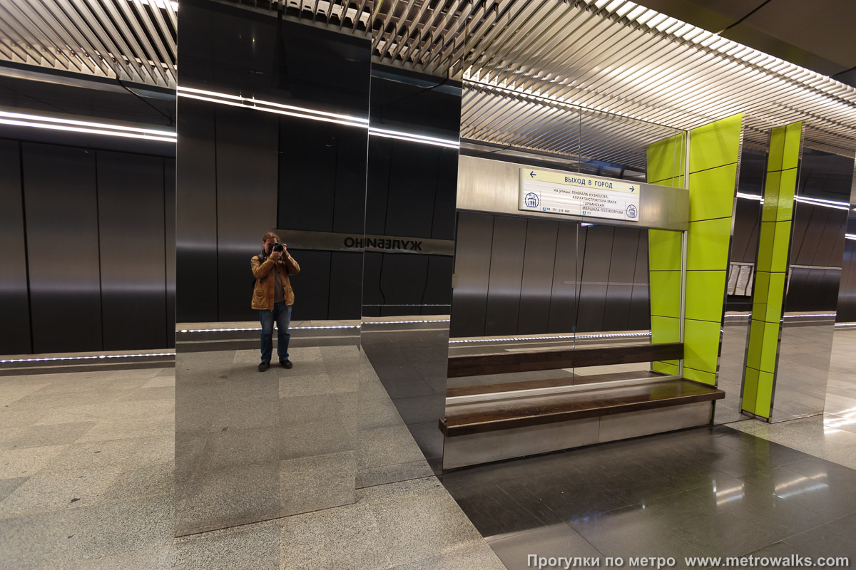 Фотография станции Жулебино (Таганско-Краснопресненская линия, Москва). Скамейки, совмещённые с указателями. Скамейки оборудованы стеклянными спинками, зеркалами и указателями.