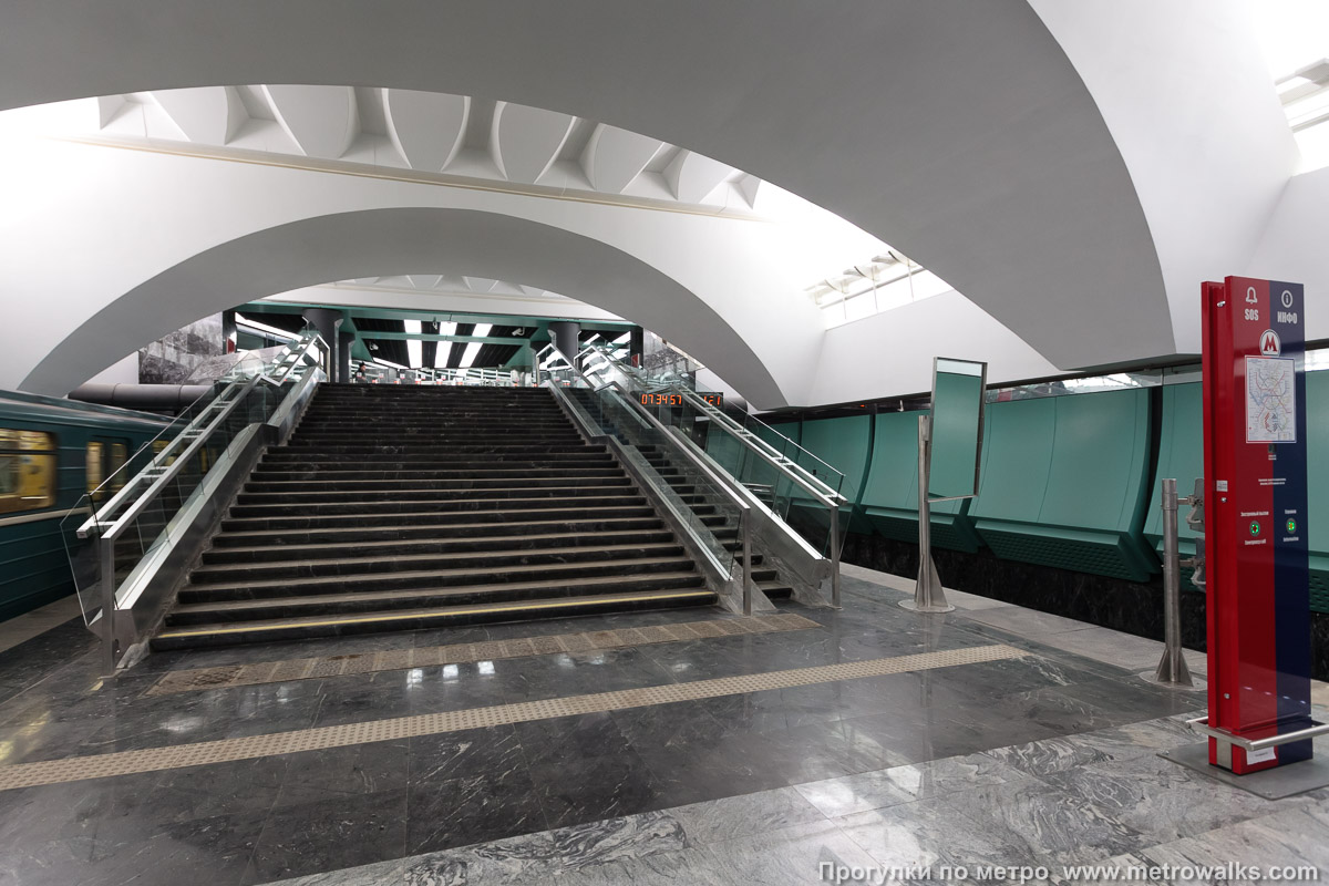 Фотография станции Зябликово (Люблинско-Дмитровская линия, Москва). Выход в город осуществляется по лестнице. Второй выход со станции.