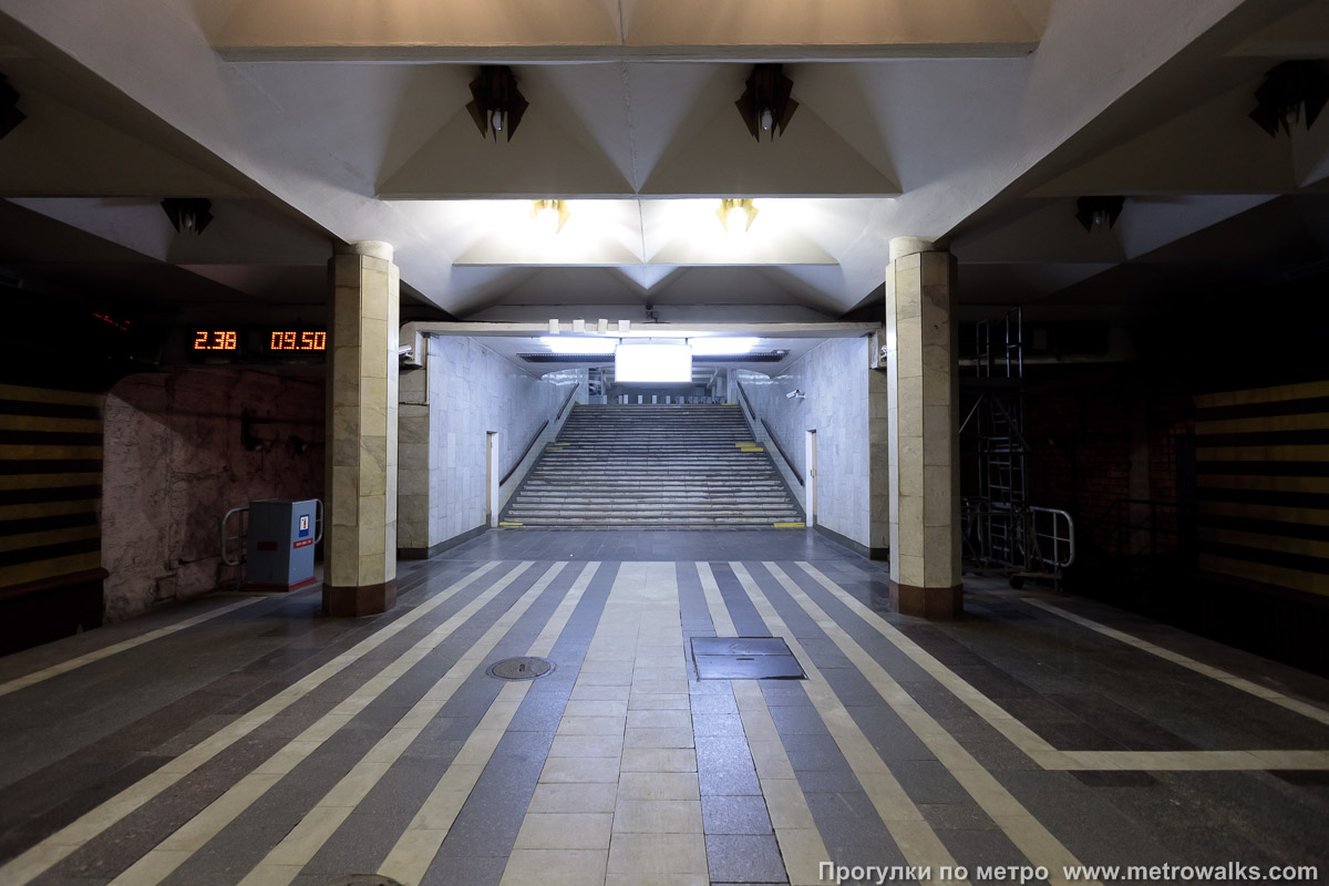 Фотография станции Бурнаковская (Сормовско-Мещерская линия, Нижний Новгород). Выход в город осуществляется по лестнице.