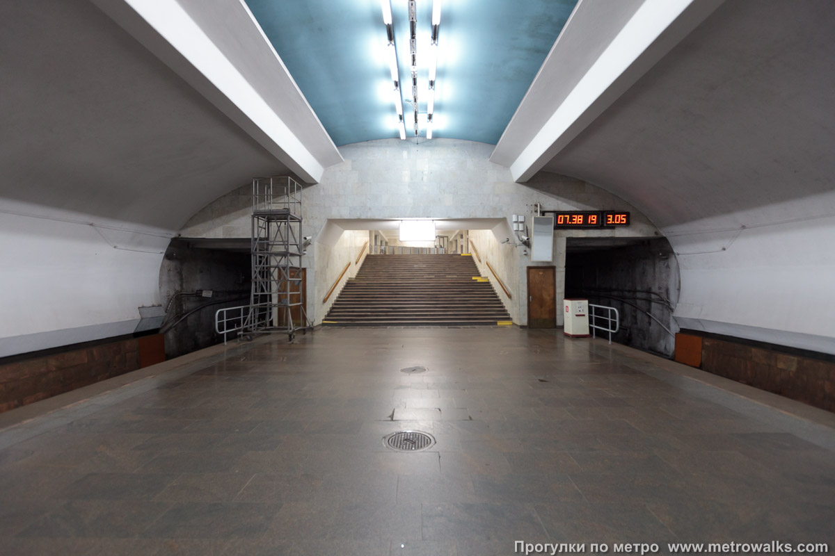 Фотография станции Чкаловская (Автозаводско-Нагорная линия, Нижний Новгород). Выход в город осуществляется по лестнице.