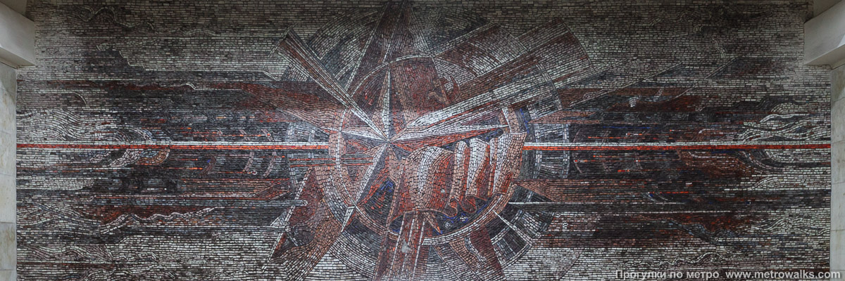 Фотография станции Двигатель революции (Автозаводско-Нагорная линия, Нижний Новгород). Украшение над спуском на станцию.