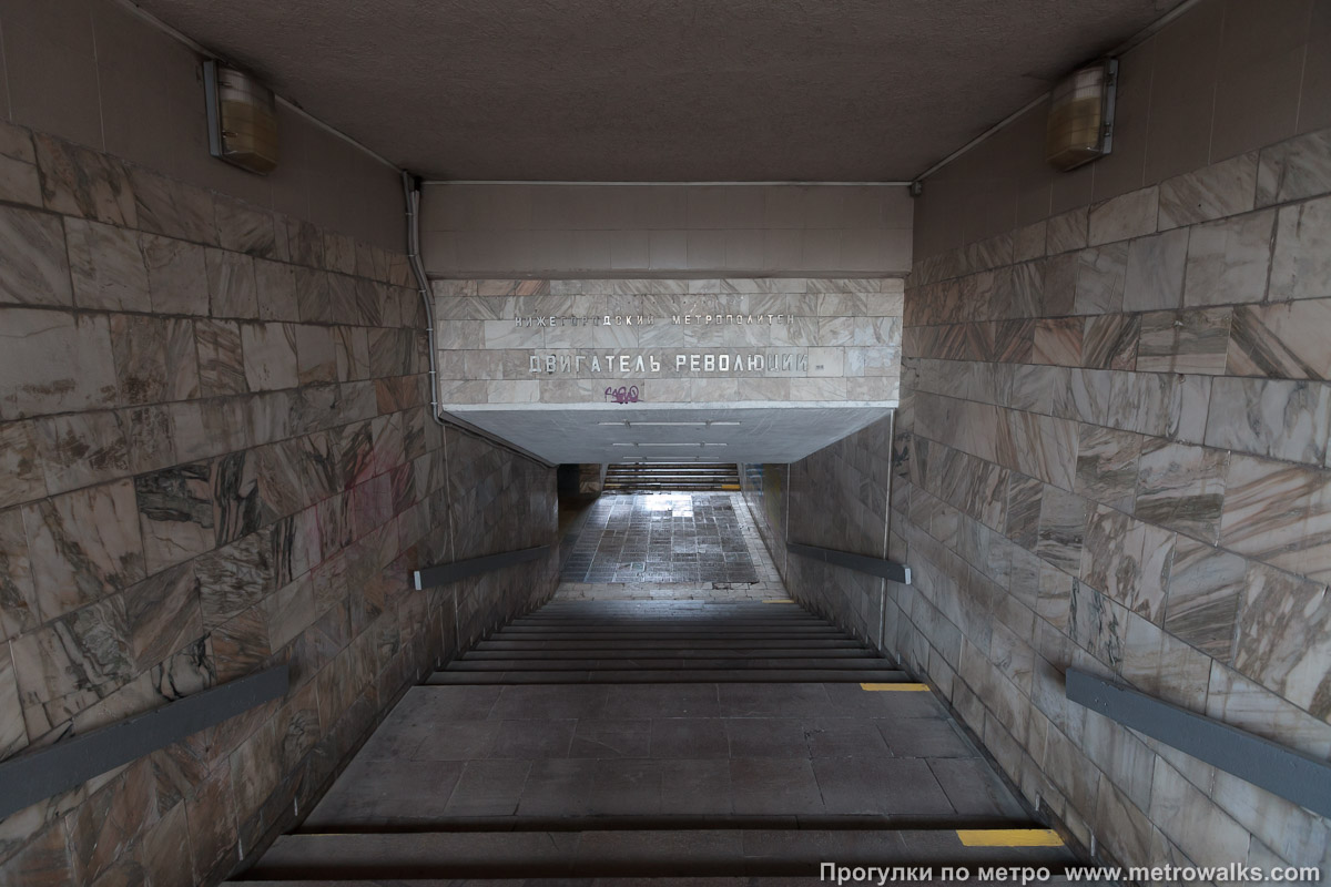 Фотография станции Двигатель революции (Автозаводско-Нагорная линия, Нижний Новгород). Лестница подземного перехода.