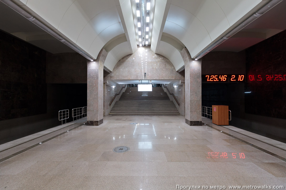 Фотография станции Горьковская (Автозаводско-Нагорная линия, Нижний Новгород). Выход в город осуществляется по лестнице. Второй, восточный выход со станции — по лестнице.