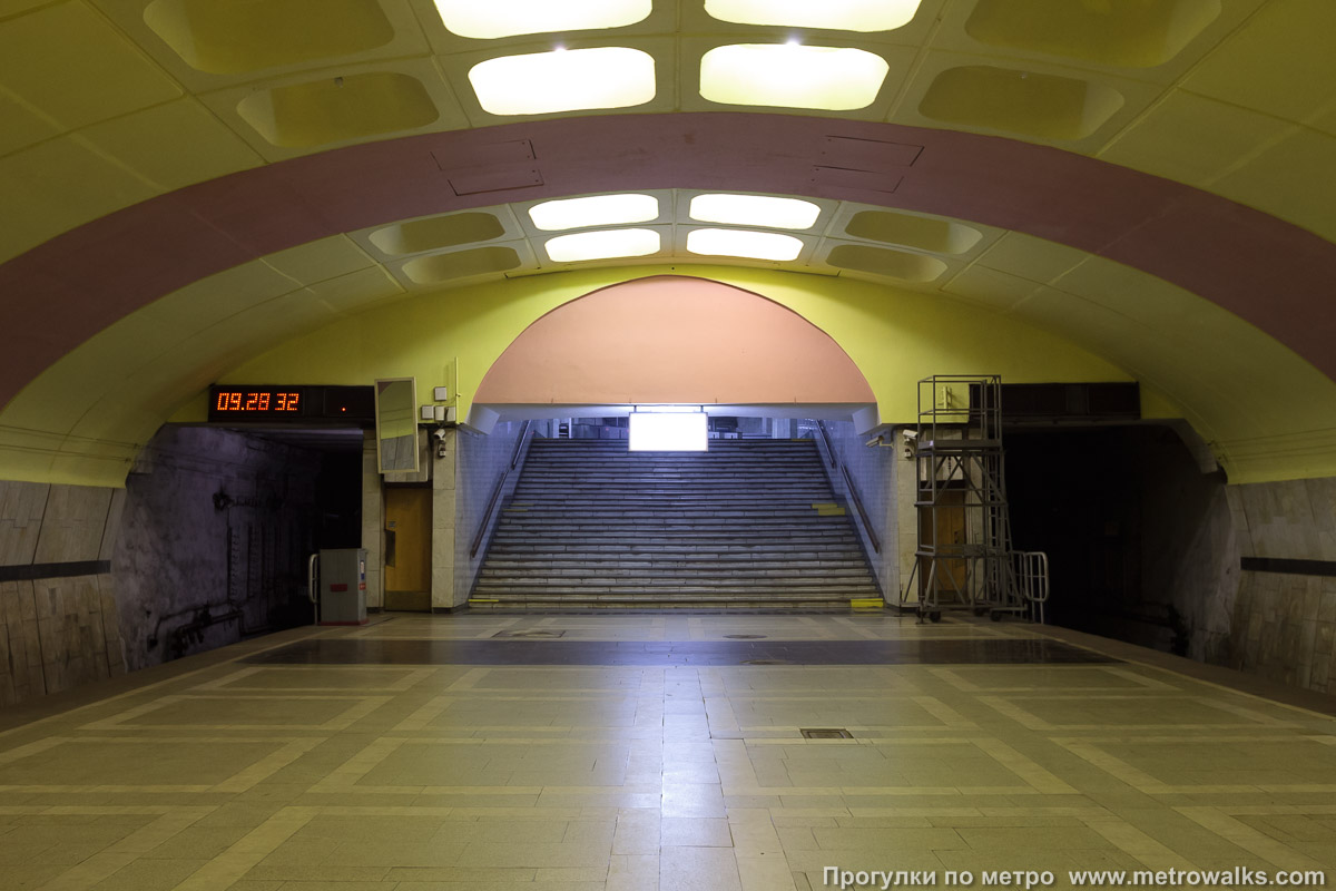 Фотография станции Канавинская (Сормовско-Мещерская линия, Нижний Новгород). Выход в город осуществляется по лестнице.