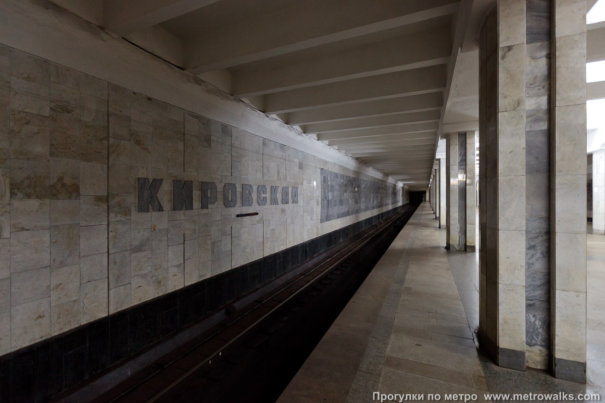 Фотография станции Кировская (Автозаводско-Нагорная линия, Нижний Новгород). Боковой зал станции и посадочная платформа, общий вид.