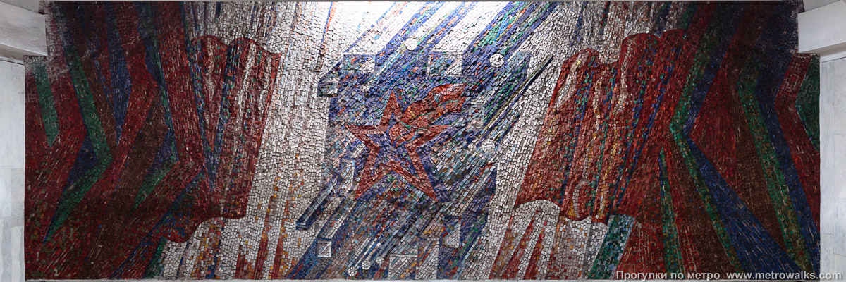 Фотография станции Кировская (Автозаводско-Нагорная линия, Нижний Новгород). Украшение над спуском на станцию. Над северным спуском — мозаика с красной звездой.