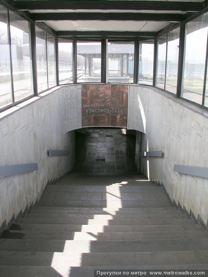 Фотография станции Комсомольская (Автозаводско-Нагорная линия, Нижний Новгород). Лестница подземного перехода. Историческое фото 2003 года.